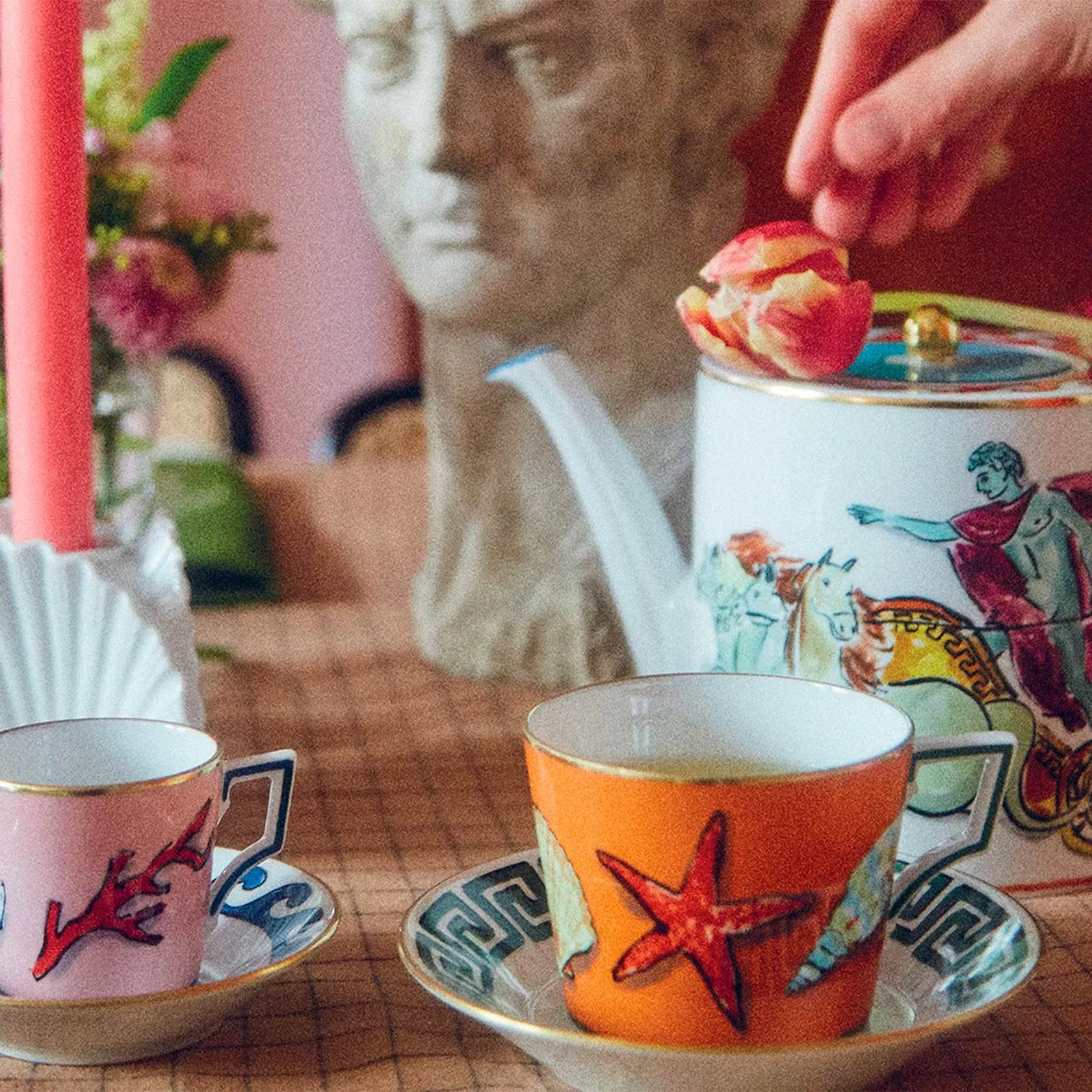 Set of 2 tea cups & saucers