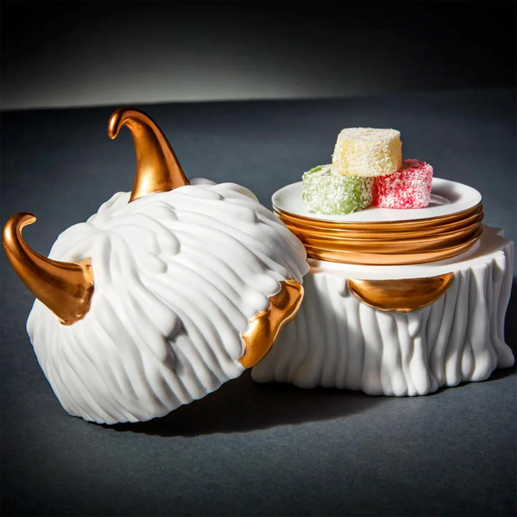 Box and plates (4 pcs)